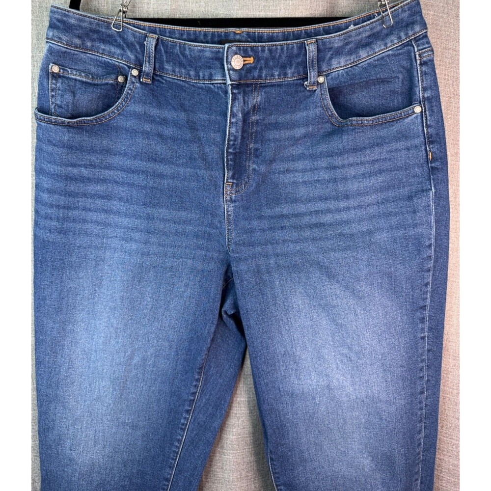 Talbot's Women's Everyday Relaxed Jeans Size 16 Sonia Wash - Picture 2 of 7